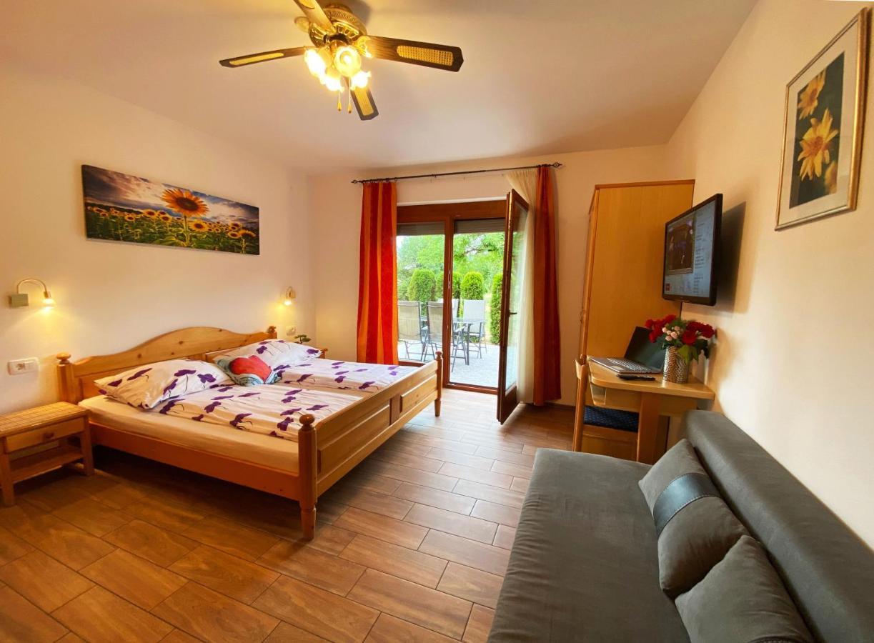 Guesthouse Mesec Zaplana Vrhnika Dış mekan fotoğraf