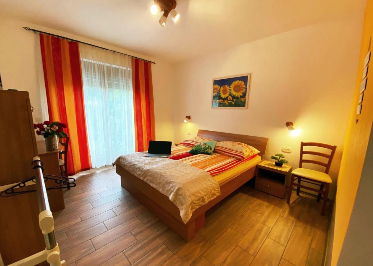 Guesthouse Mesec Zaplana Vrhnika Dış mekan fotoğraf