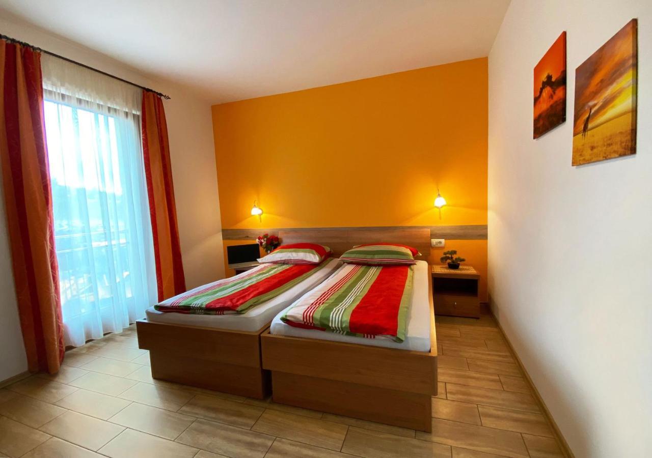 Guesthouse Mesec Zaplana Vrhnika Dış mekan fotoğraf