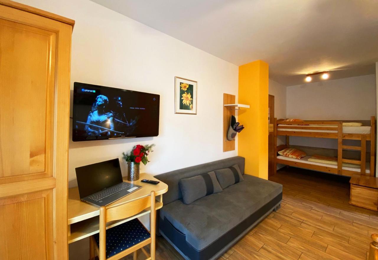 Guesthouse Mesec Zaplana Vrhnika Dış mekan fotoğraf