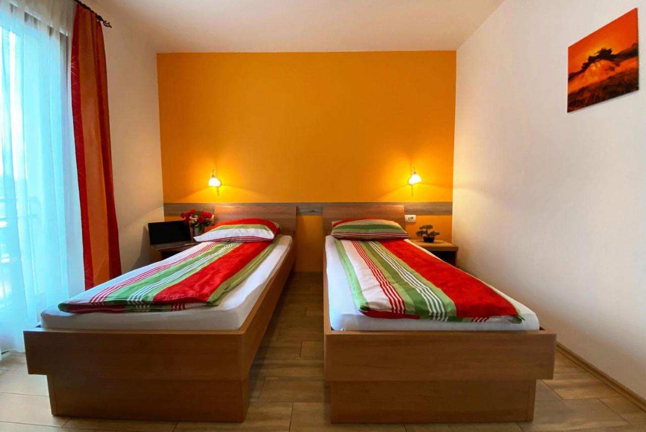 Guesthouse Mesec Zaplana Vrhnika Dış mekan fotoğraf