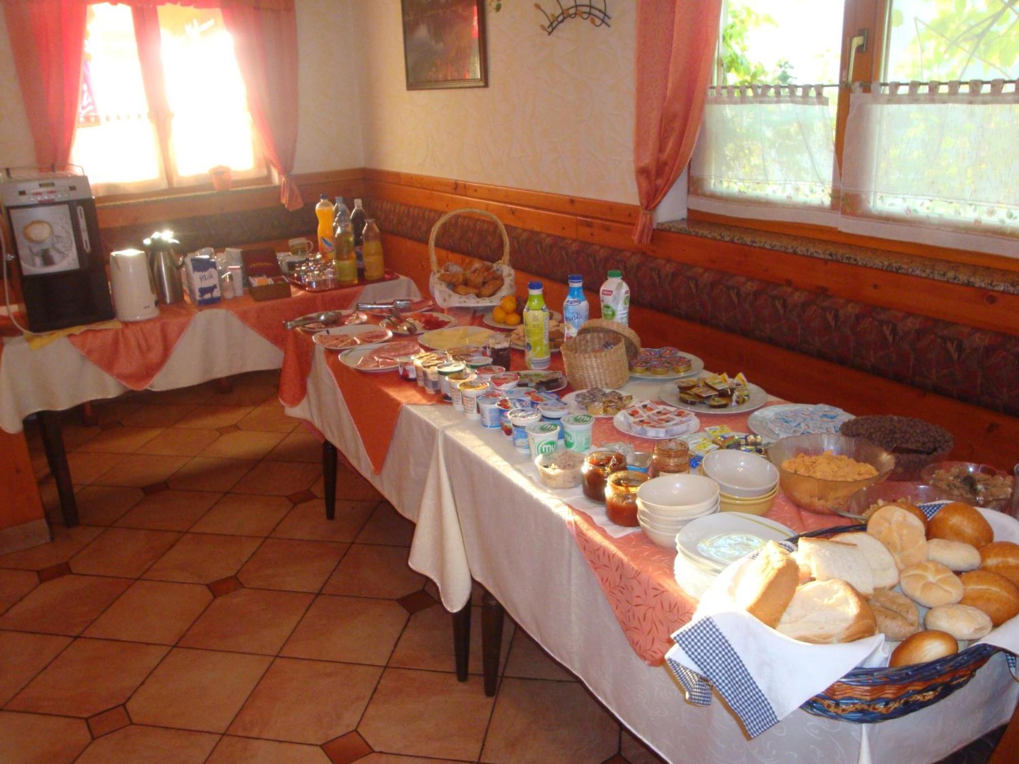 Guesthouse Mesec Zaplana Vrhnika Dış mekan fotoğraf