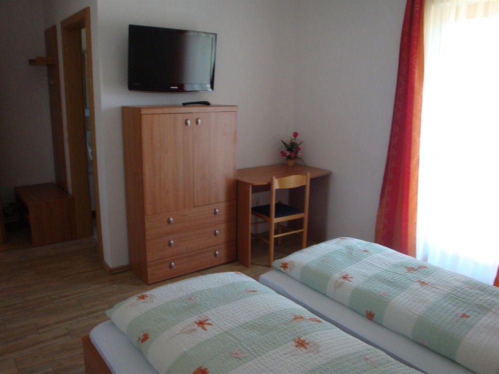 Guesthouse Mesec Zaplana Vrhnika Dış mekan fotoğraf