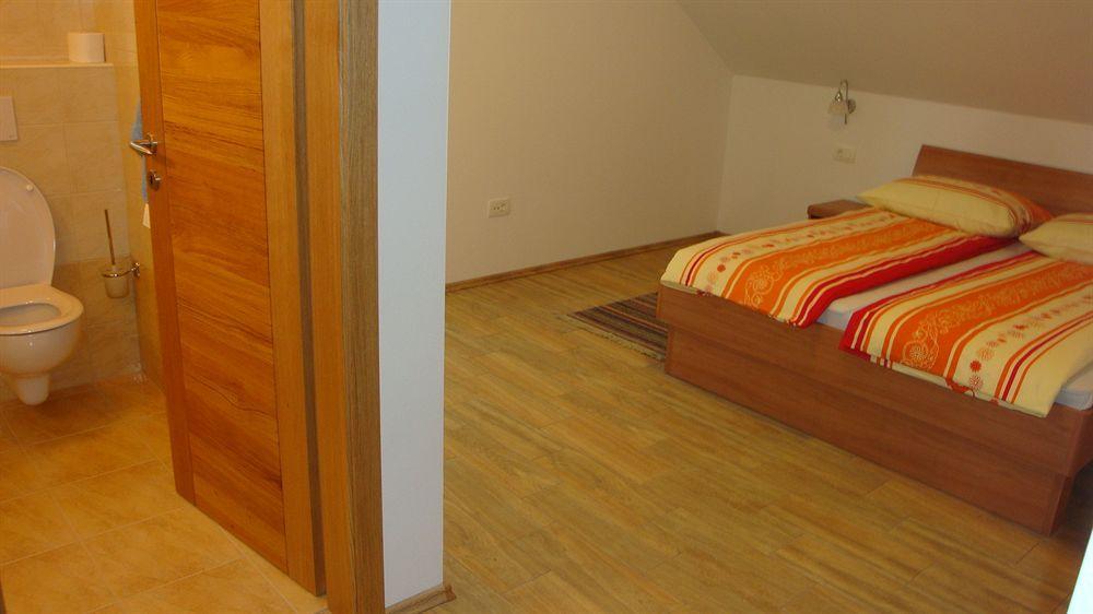 Guesthouse Mesec Zaplana Vrhnika Dış mekan fotoğraf