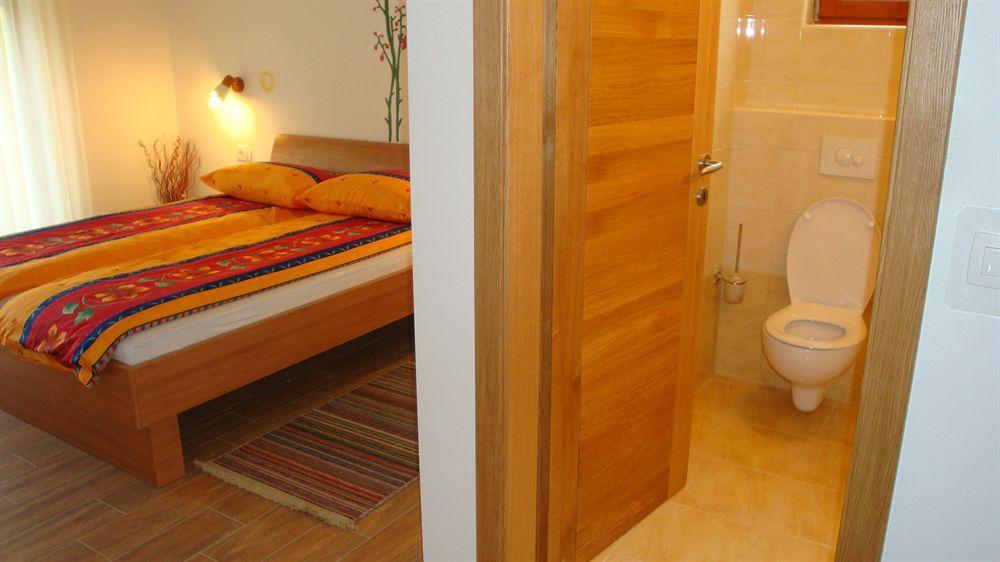 Guesthouse Mesec Zaplana Vrhnika Dış mekan fotoğraf