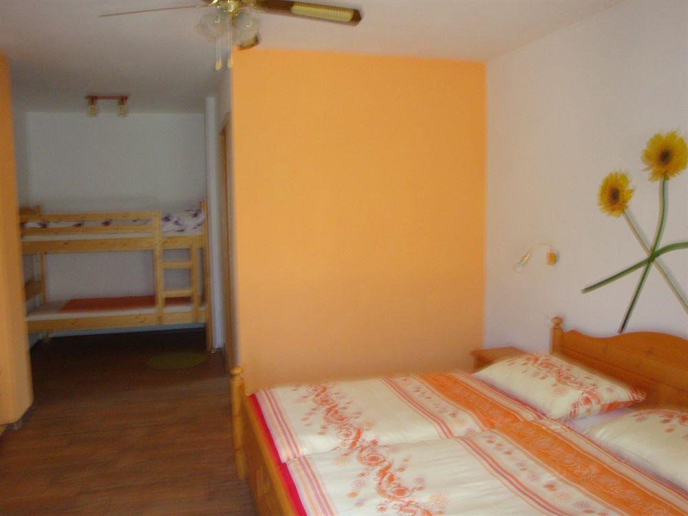 Guesthouse Mesec Zaplana Vrhnika Dış mekan fotoğraf