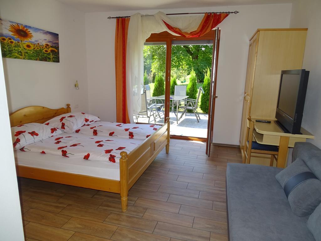 Guesthouse Mesec Zaplana Vrhnika Dış mekan fotoğraf