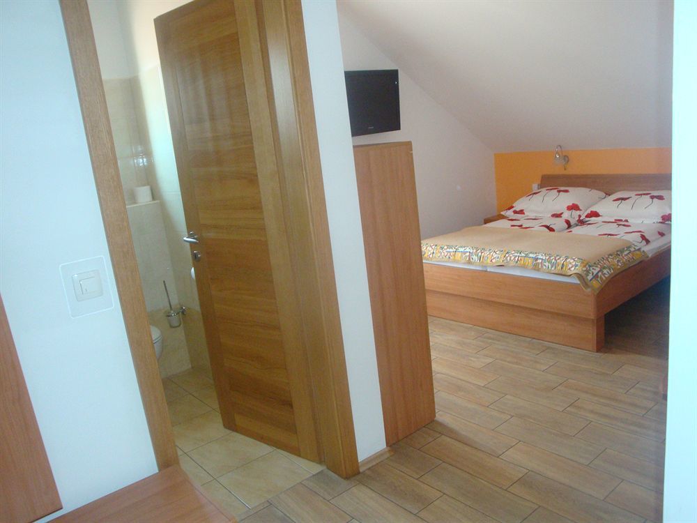 Guesthouse Mesec Zaplana Vrhnika Dış mekan fotoğraf