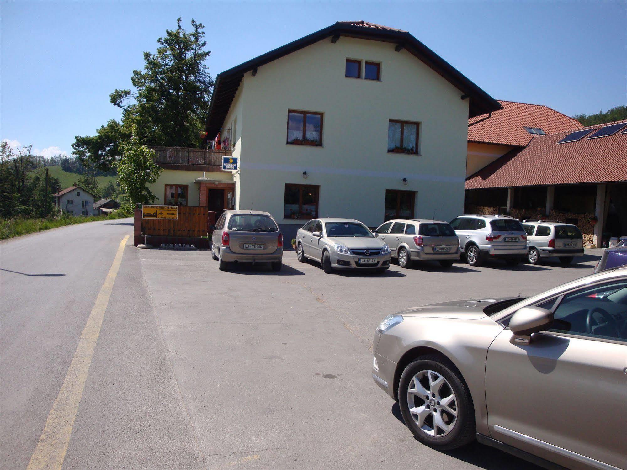 Guesthouse Mesec Zaplana Vrhnika Dış mekan fotoğraf