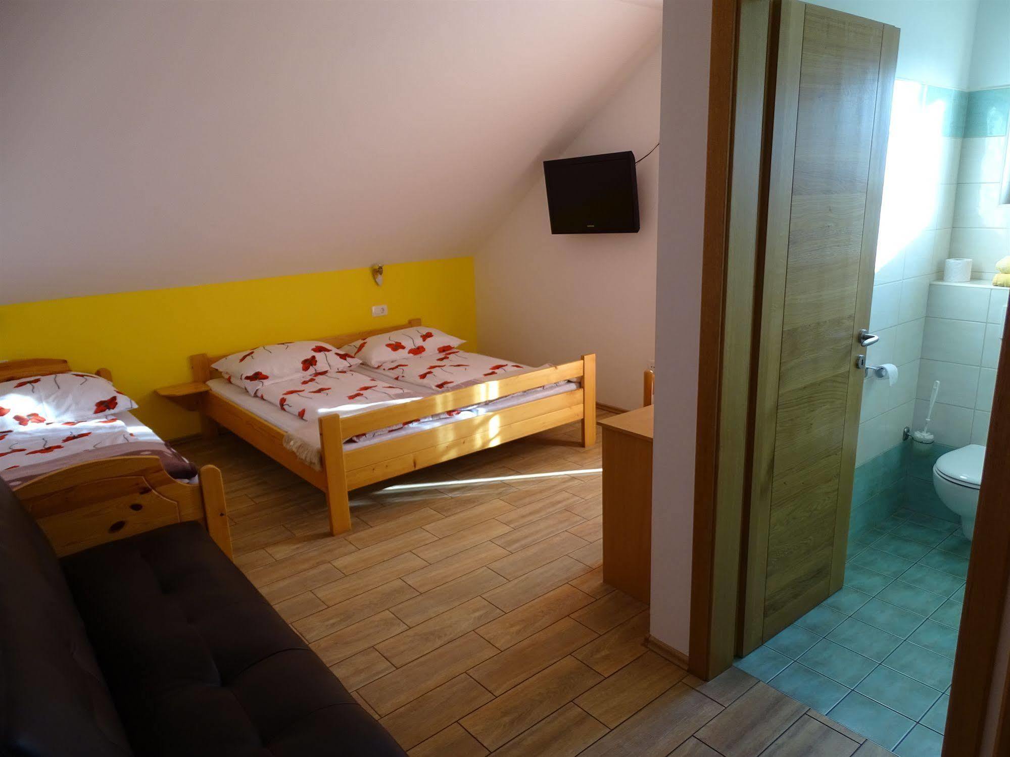 Guesthouse Mesec Zaplana Vrhnika Dış mekan fotoğraf