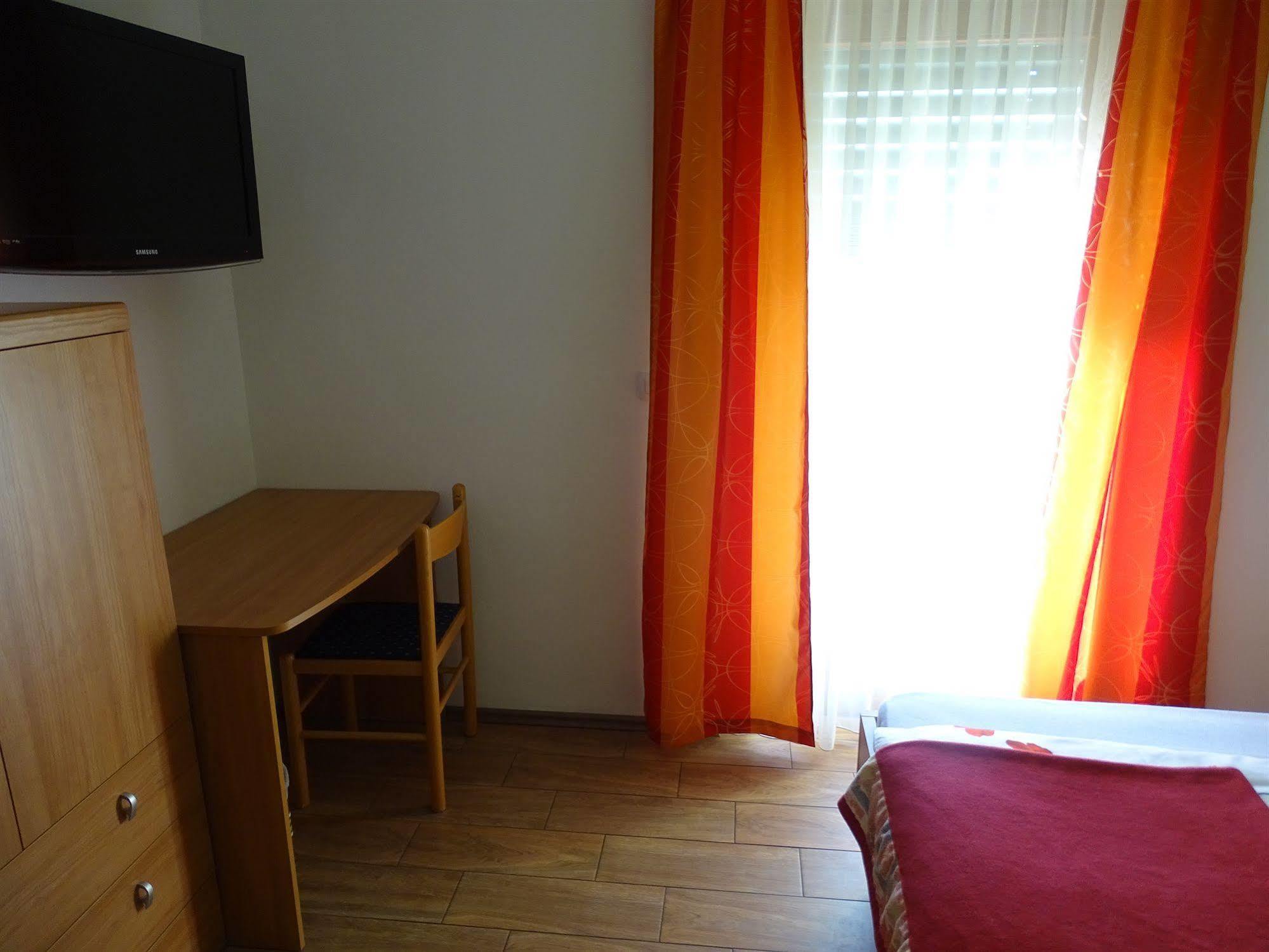 Guesthouse Mesec Zaplana Vrhnika Dış mekan fotoğraf