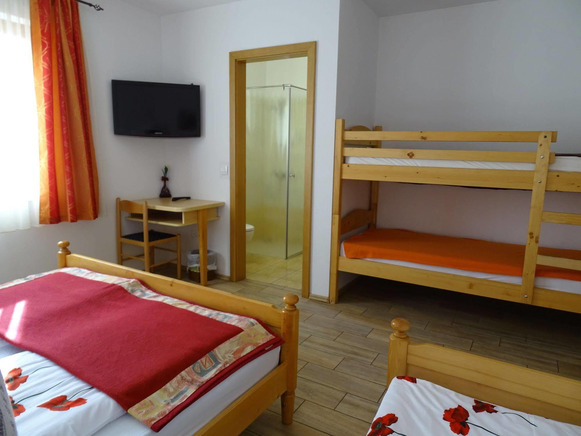 Guesthouse Mesec Zaplana Vrhnika Dış mekan fotoğraf