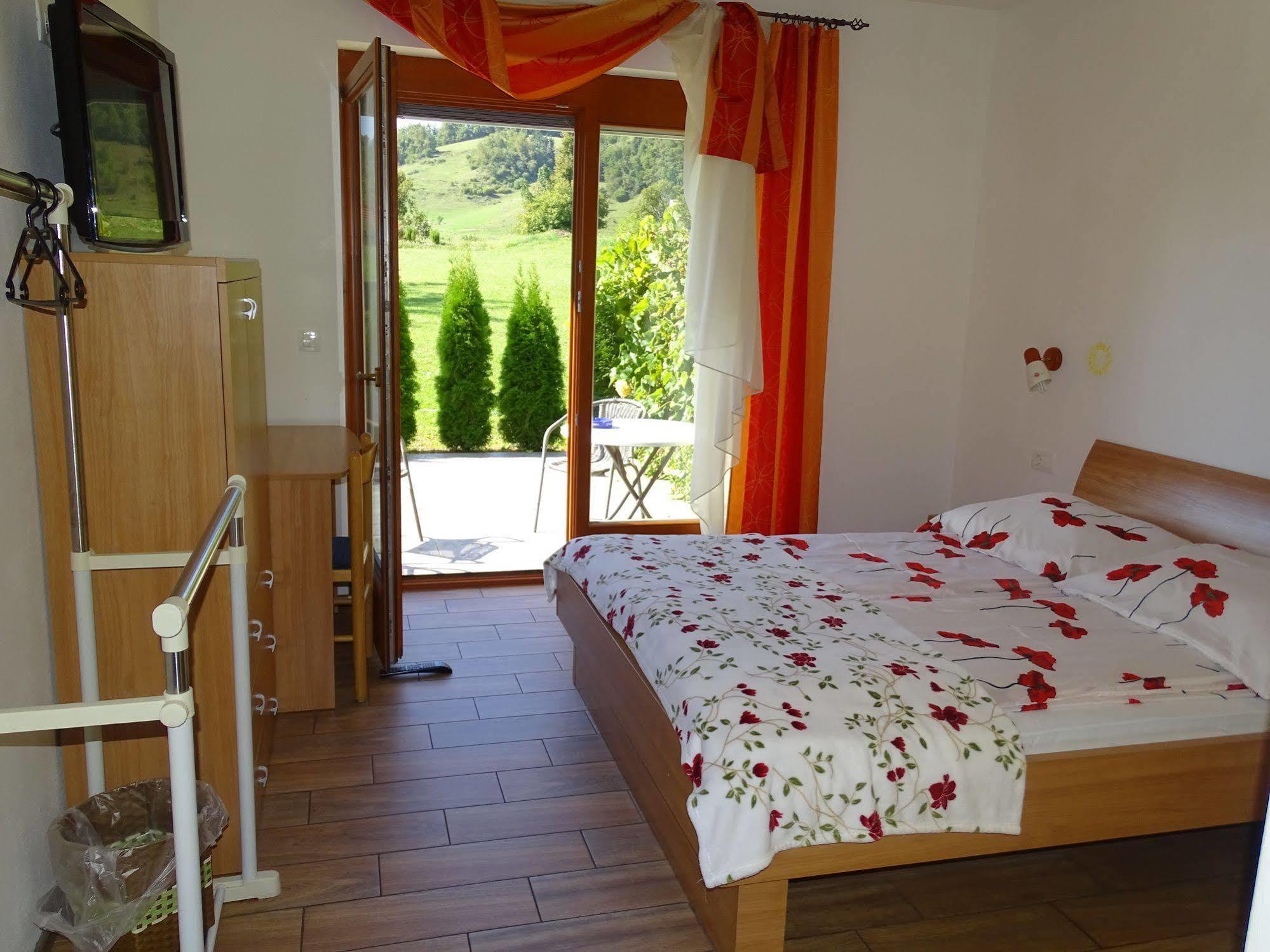Guesthouse Mesec Zaplana Vrhnika Dış mekan fotoğraf