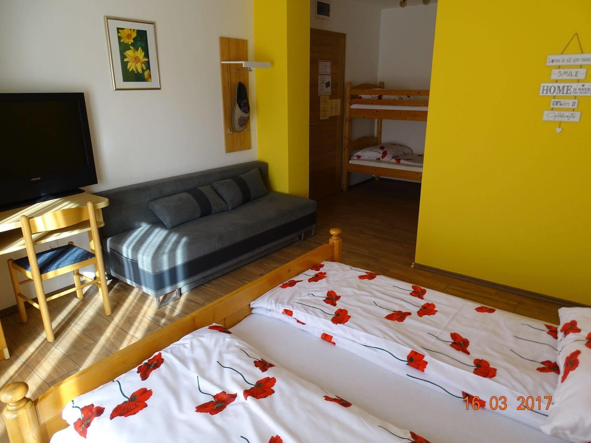 Guesthouse Mesec Zaplana Vrhnika Dış mekan fotoğraf
