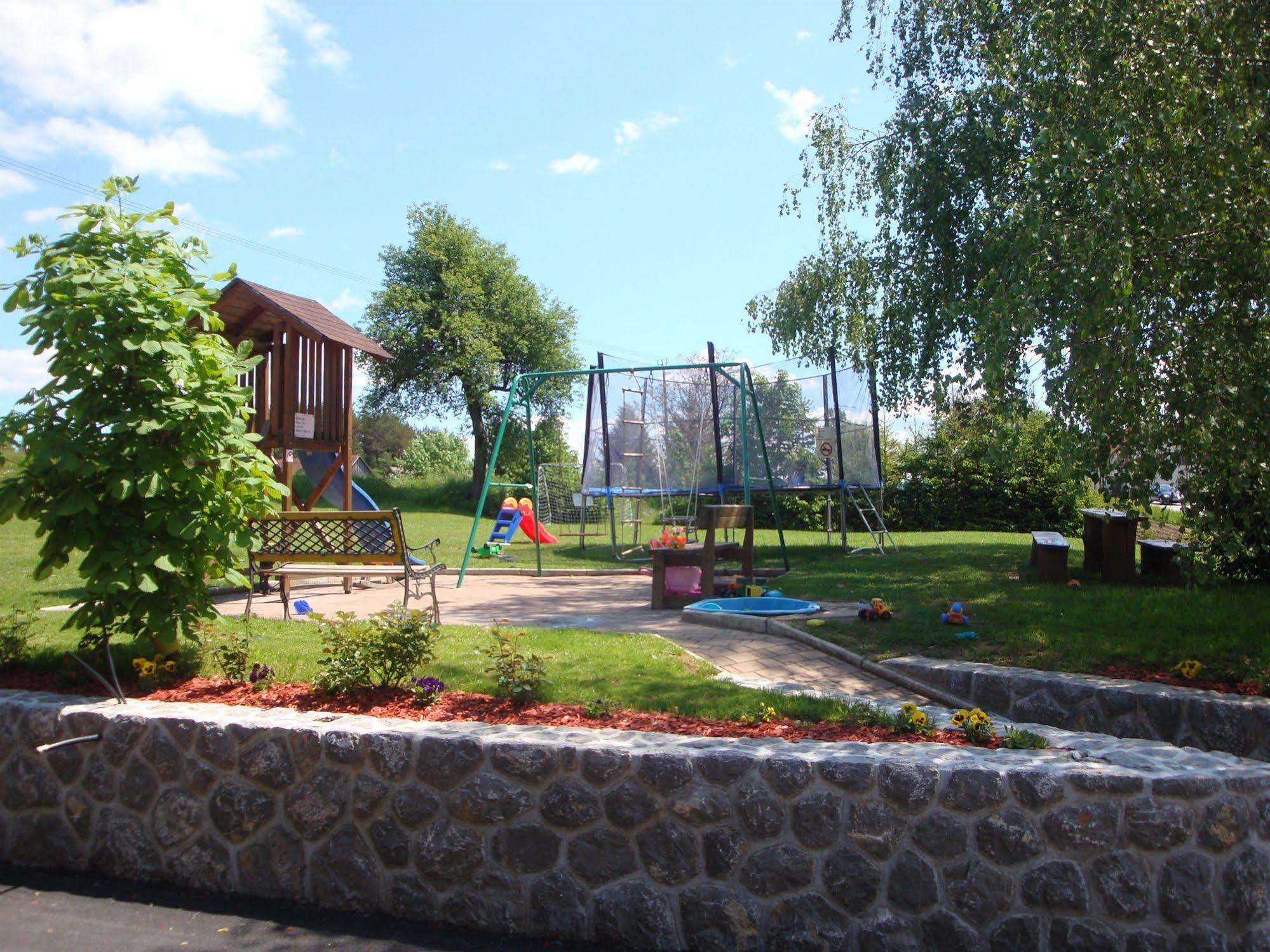 Guesthouse Mesec Zaplana Vrhnika Dış mekan fotoğraf
