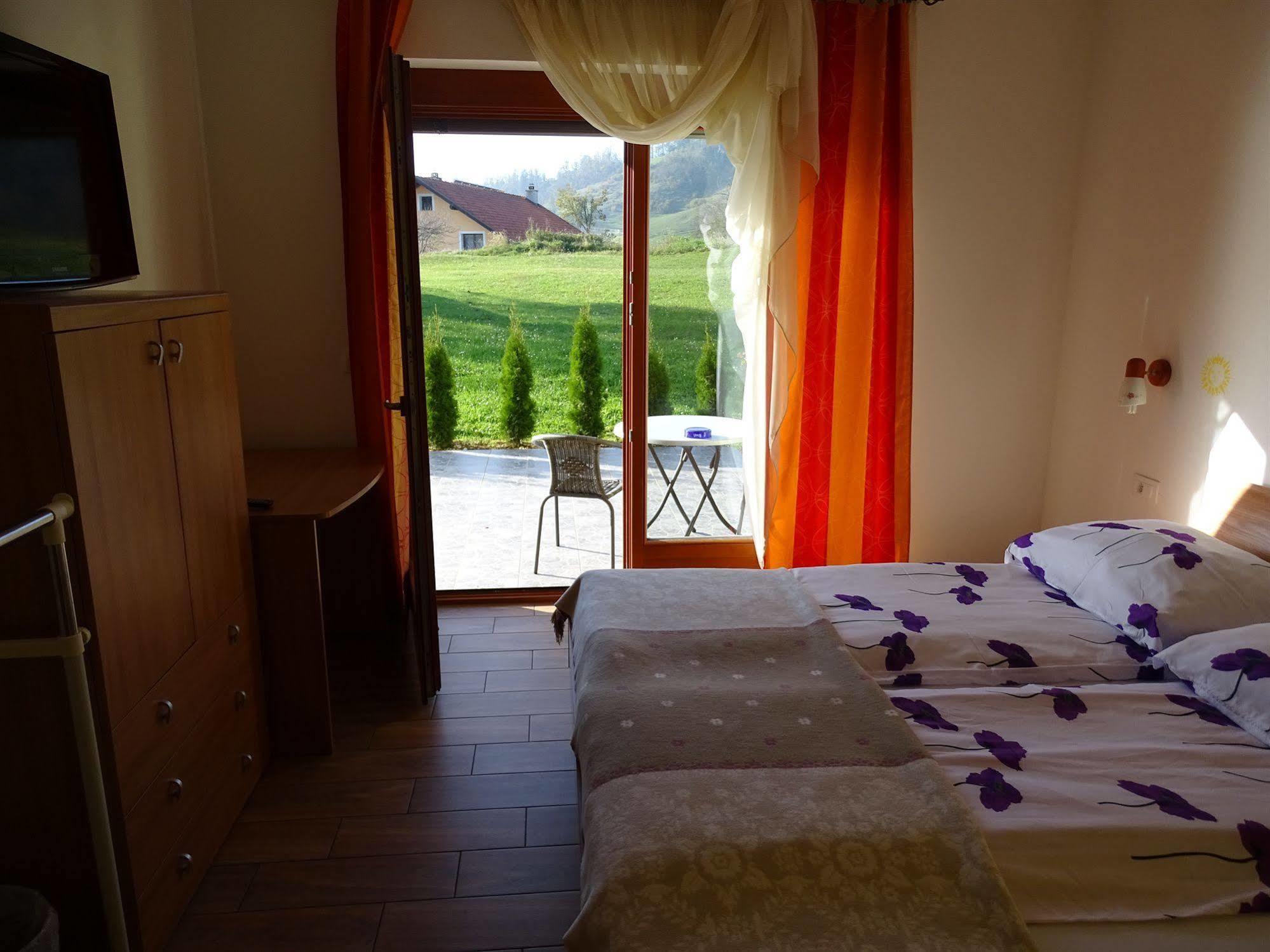 Guesthouse Mesec Zaplana Vrhnika Dış mekan fotoğraf