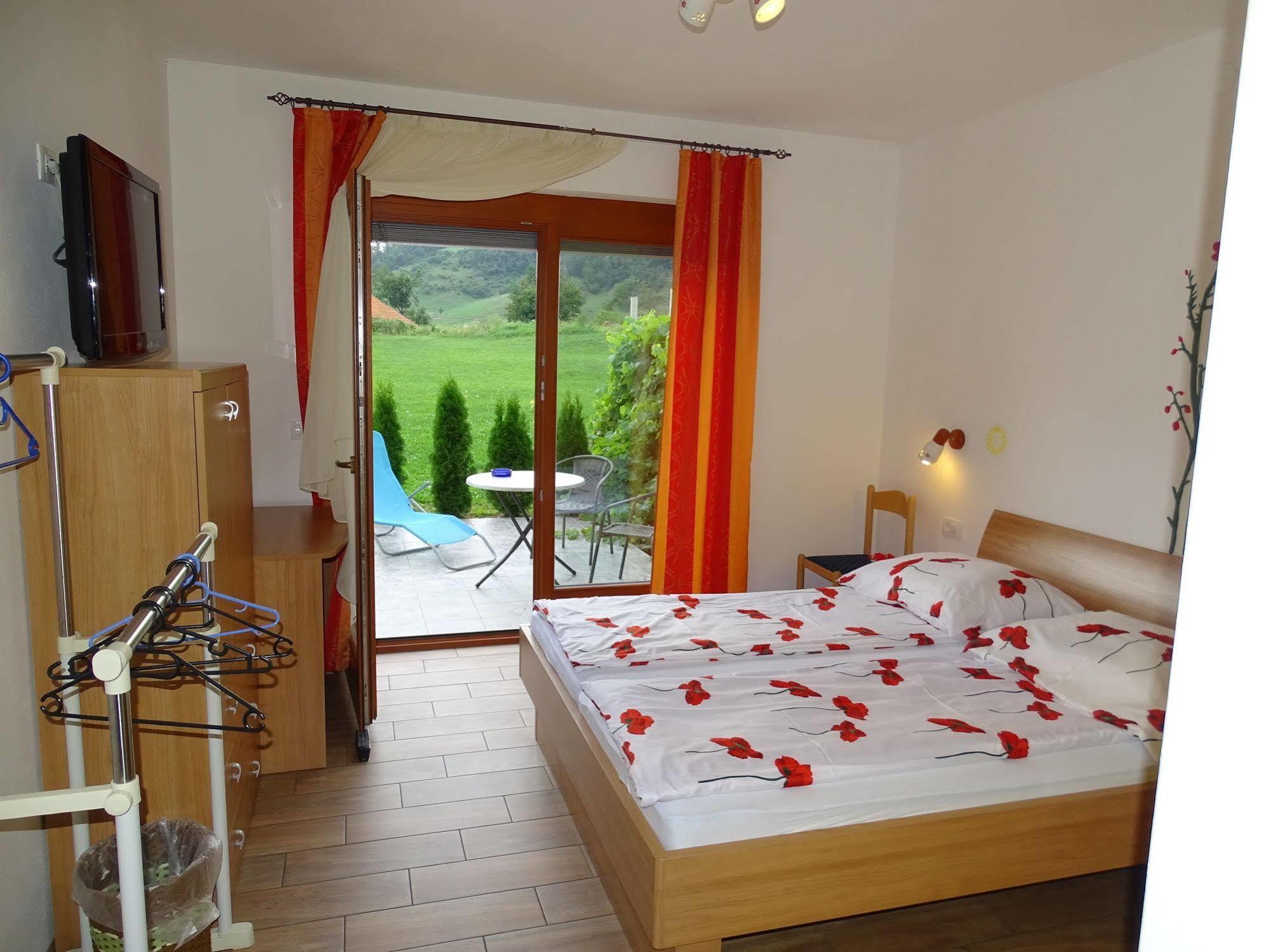 Guesthouse Mesec Zaplana Vrhnika Dış mekan fotoğraf