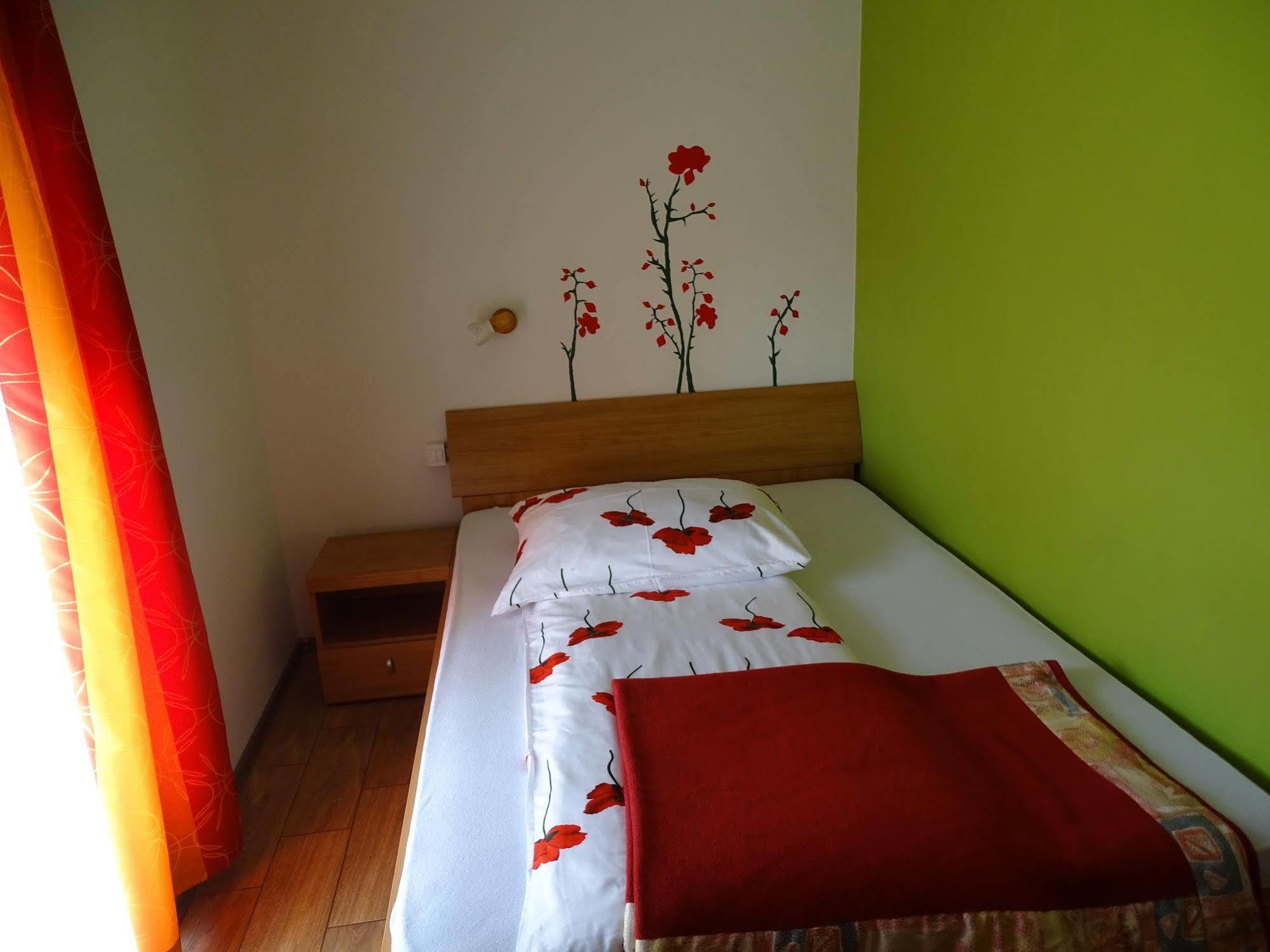 Guesthouse Mesec Zaplana Vrhnika Dış mekan fotoğraf