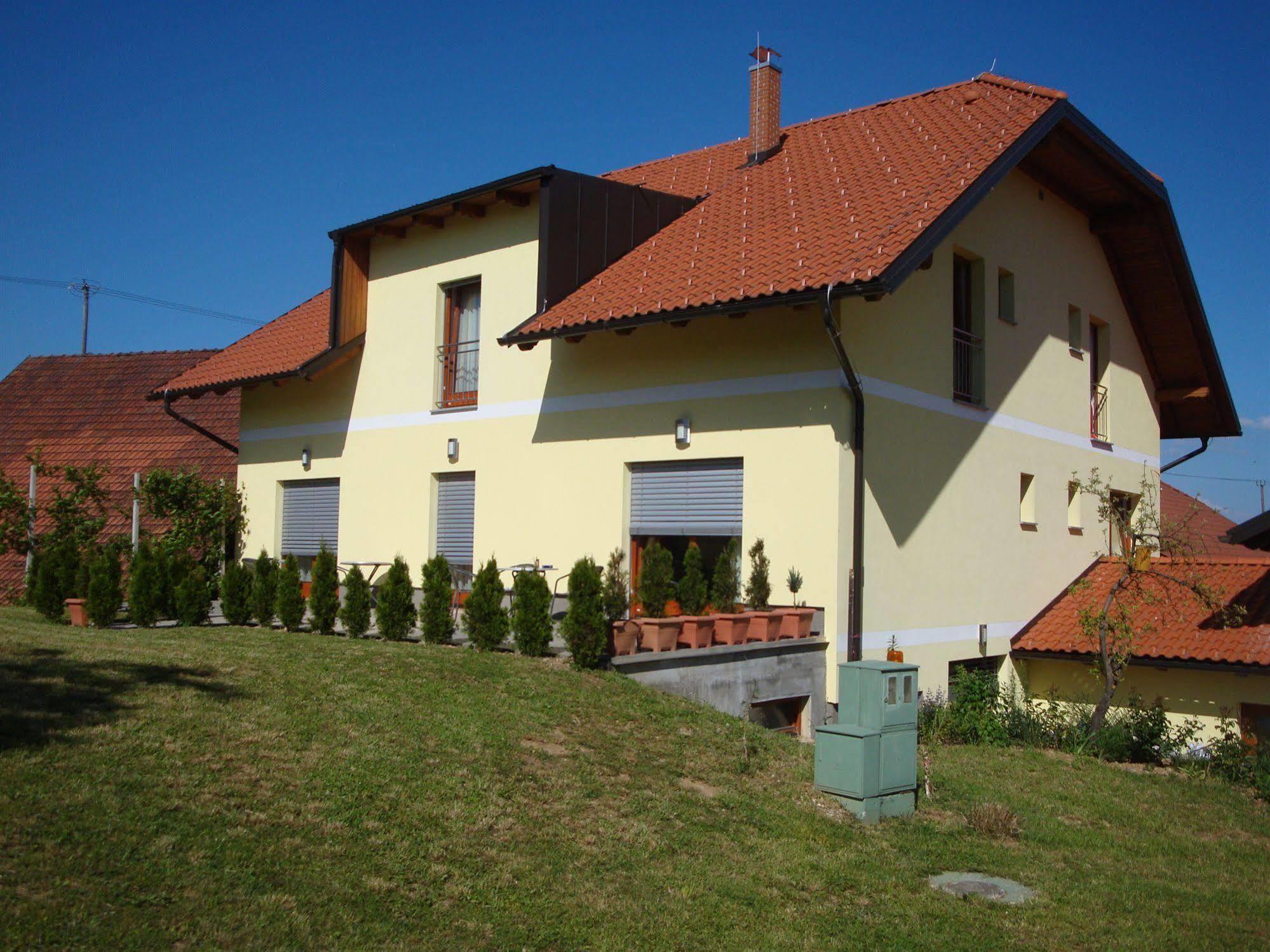 Guesthouse Mesec Zaplana Vrhnika Dış mekan fotoğraf